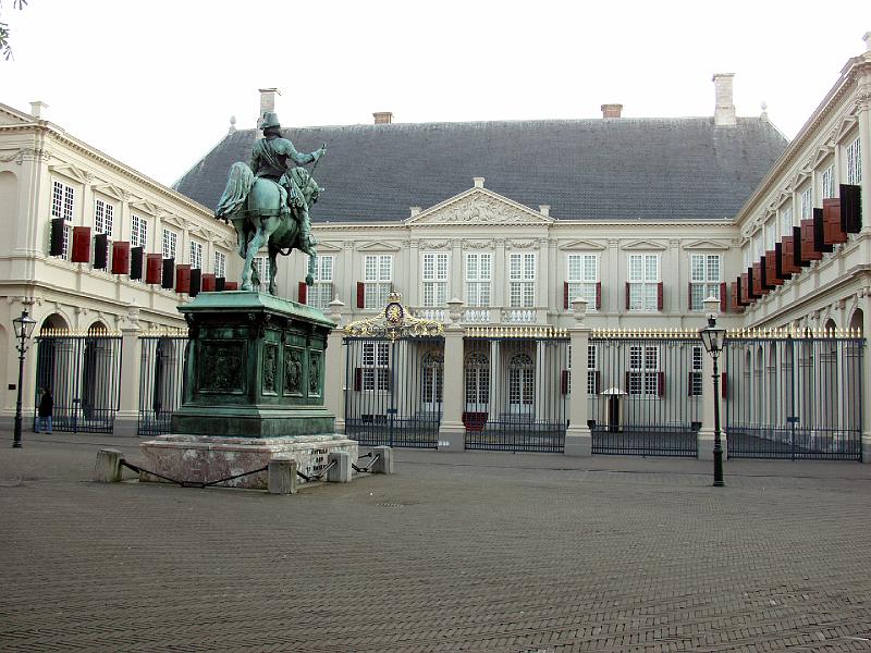 P4025971.jpg - Noordeinde palace is the working palace of the queen.