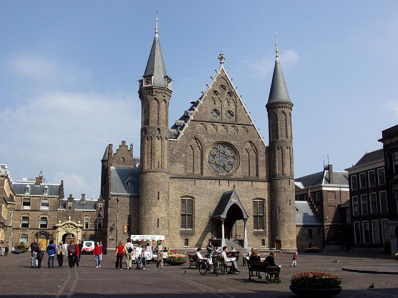 P4035981.jpg - This is a reasonably good shot of Knight's hall.