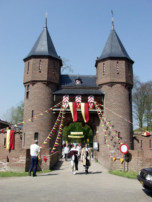 P4236245.jpg - Main Gate into De Haar