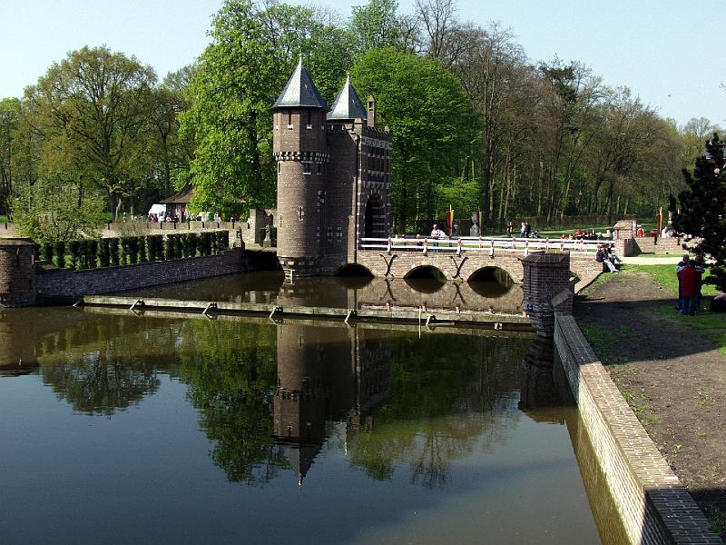 P4236259.jpg - Bridge over the moat