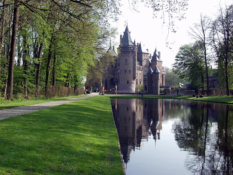 P4236284.jpg - De Haar from the Reflecting pond