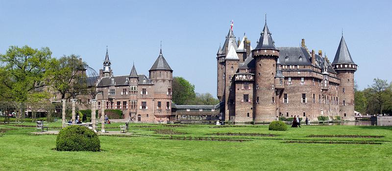 dehaarpano.jpg - This is the Kasteel De Haar.  This was taken during the Elf Fantasy Festival.  This castle is privately owned and is unavailable during September.