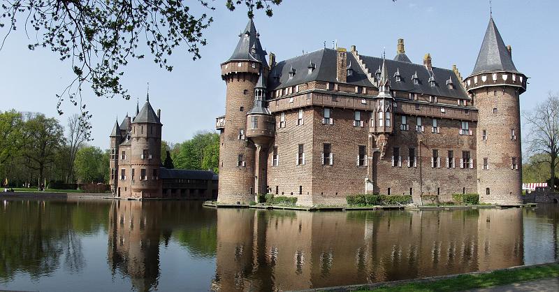 dehaarpano2.jpg - Kasteel De Haar with Reflection