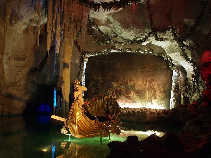 P8067155.jpg - Wagner Operas were played here for Ludwig.