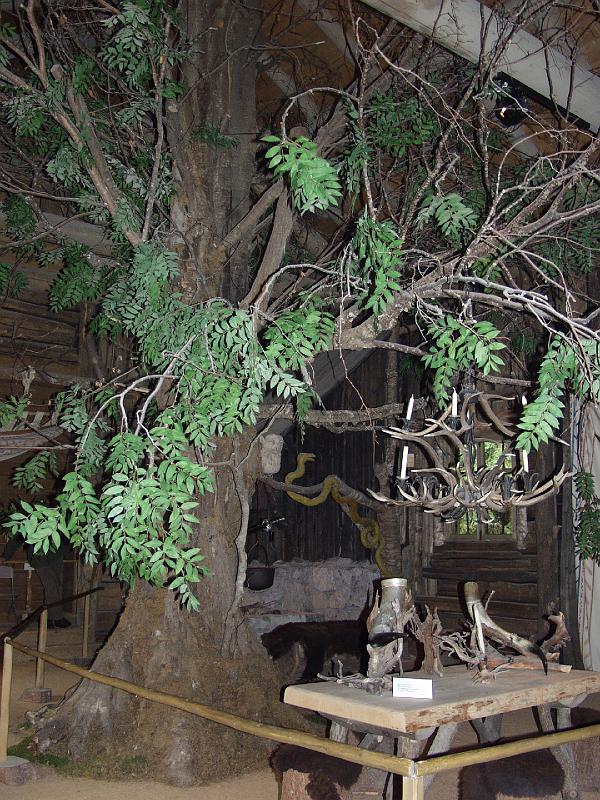 P8067174.jpg - Hunting lodge on the grounds