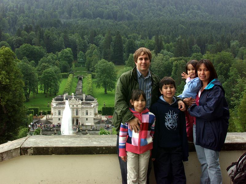 P8067190.jpg - Family at Linderhof.  Note that the fountain was going at this time.