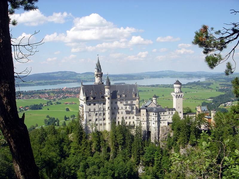 DSC00853.jpg - Shot of Neuschwanstein from trail past Marien's bridge