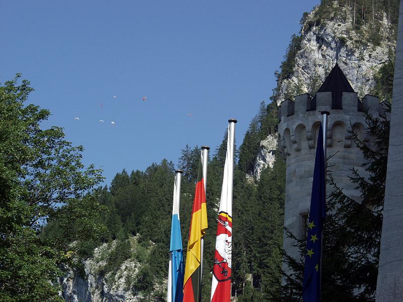 P8056977.jpg - Parachutes around Neuschwanstein.  This seems to be quite popular