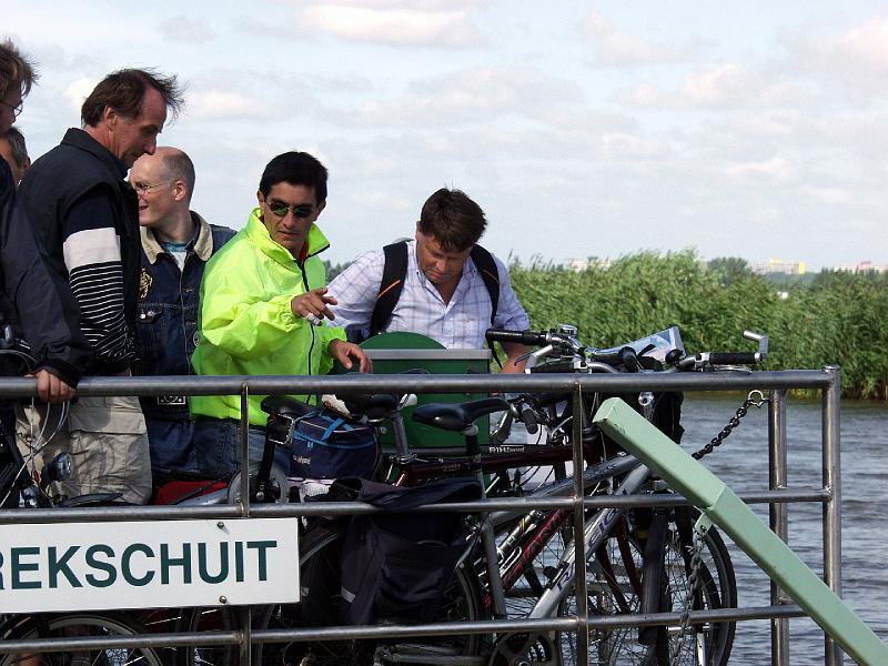 P8237379.jpg - Cranking the second ferry