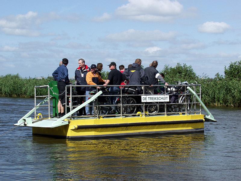 P8237383.jpg - Hand-powered ferry across the canal.