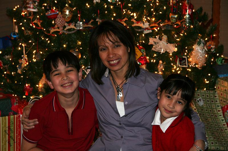 IMG_0128.jpg - My Christmas family - minus L