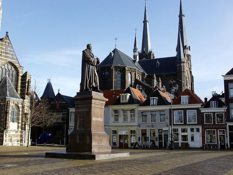 DelftMarket2.jpg - Statue in front of the new church in Delft.