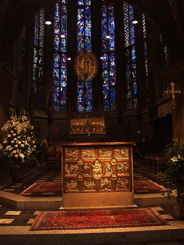 P7176686.jpg - Here you can see the box containing the 4 artifacts.