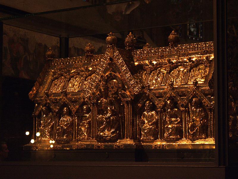 P7176713.jpg - Mary's robes; Jesus' diapers; Jesus' loin cloth; Decapitation cloth of Peter; Next viewing in 2007.