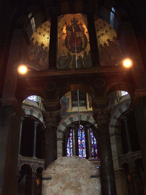 P7176722.jpg - View with the throne of Charlemagne and the ceiling.
