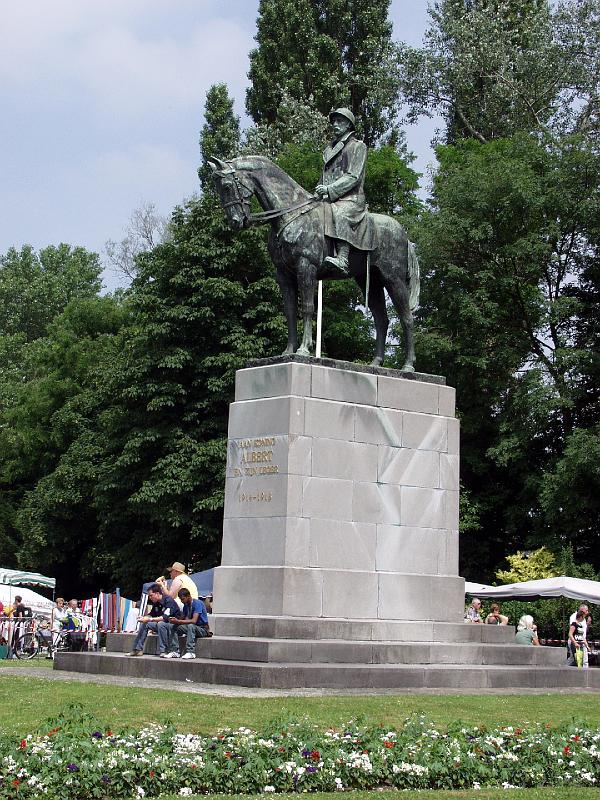 P7036485.jpg - Statue