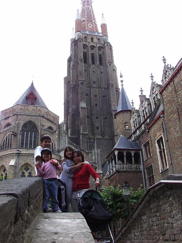 P7036594.jpg - Interesting perspective.  Background is supposed to be the tallest brick only building in the world.