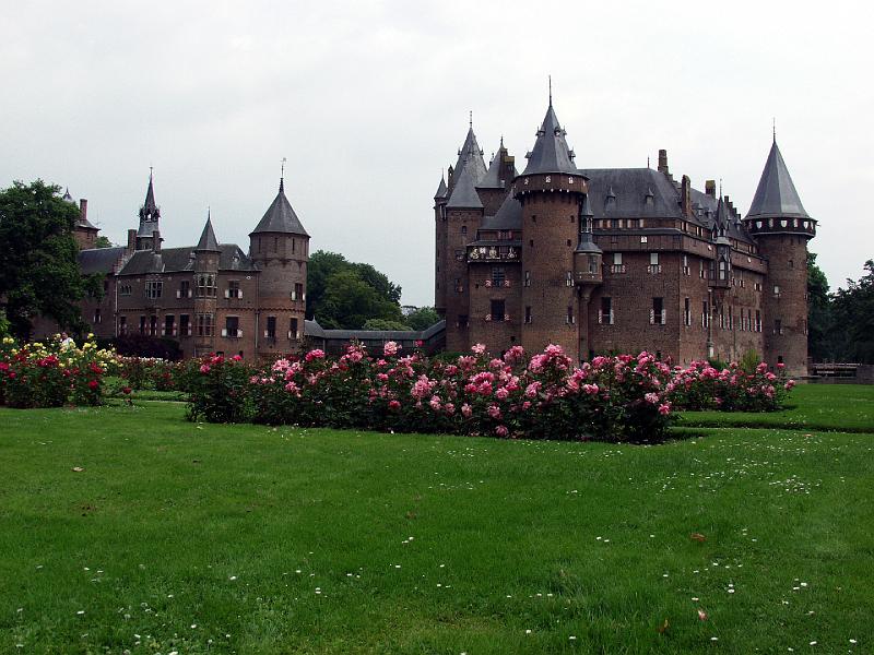 P7246774.jpg - Kasteel De Haar from the rose garden.  The Kasteel is privately owned and is unavailable during the month of September when they stay there.
