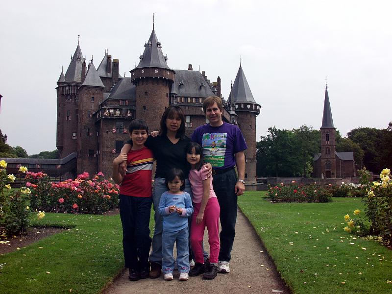 P7246776.jpg - The whole family at the Kasteel De Haar