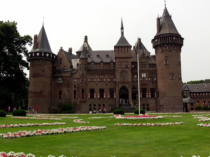 P7246782.jpg - This shows the main entrance of the Kasteel.  No pictures were allowed inside unfortunately.  The main hall was fantastic.