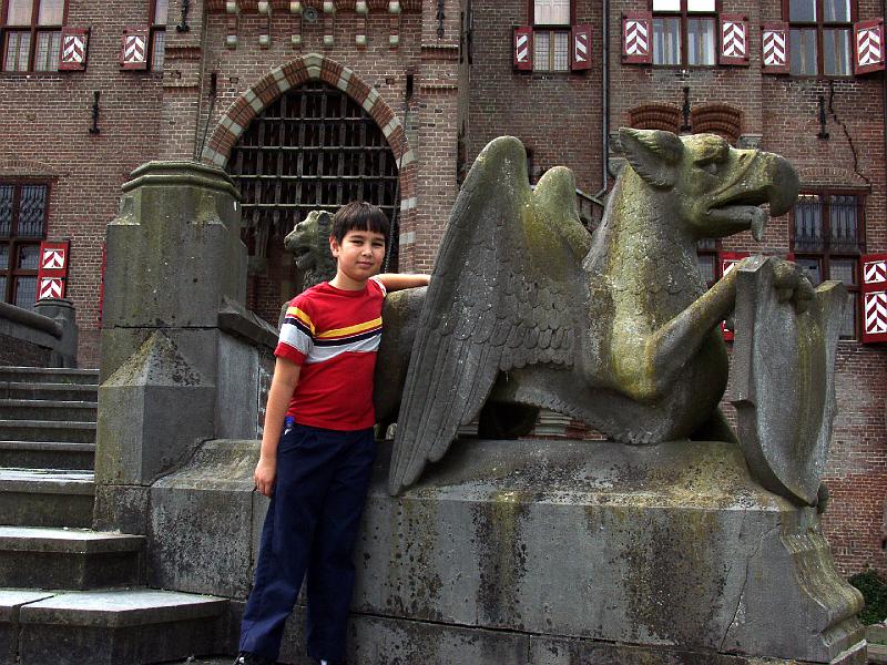 P7246791.jpg - M pets the Griffin