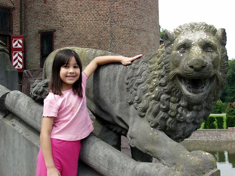 P7246792.jpg - R pets the lion