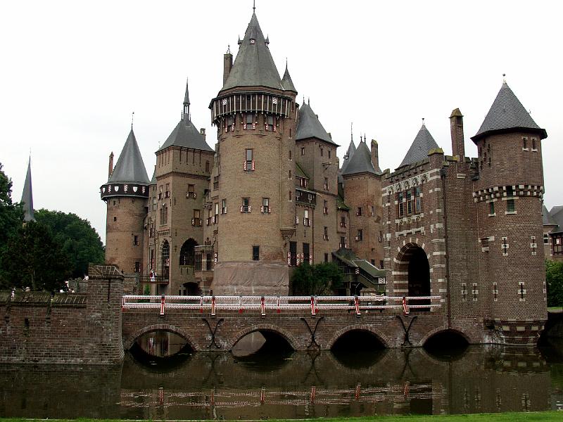 P7246804.jpg - View of the Kasteel De Haar with the bridge in the foreground