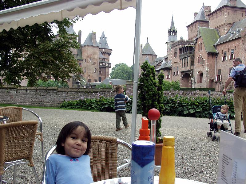 P7246810.jpg - L waits for food at the Kasteel