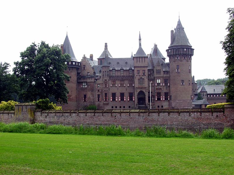 P7246816.jpg - View of the Kasteel across the wall.
