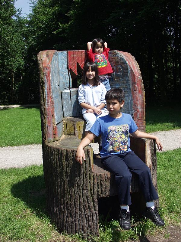 P7106659.jpg - This throne is located in a park just behind the queen's house in The Hague