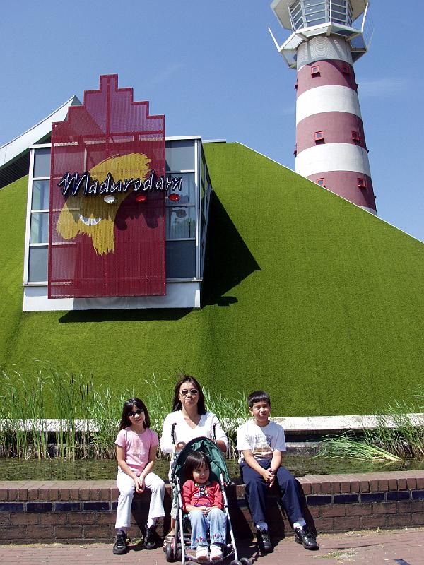 P6266355.jpg - Family at the Entrance of Madurodam