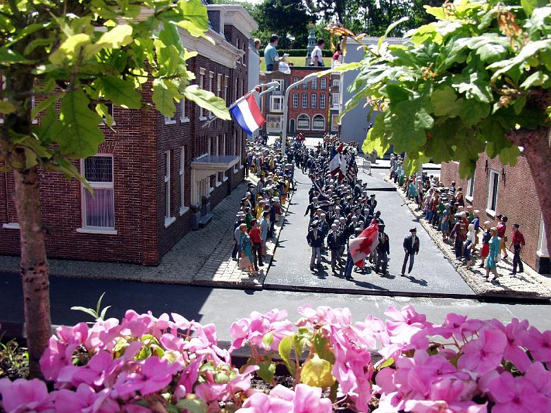 P6266387.jpg - Liberation day procession at the Hotel 'De Wereld'.