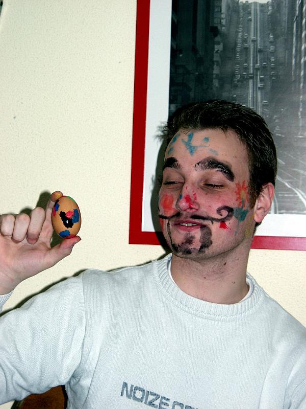 P3275933.jpg - Somebody had a bit of trouble finding the egg?