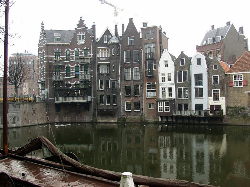 P3275964.jpg - Houses along the canal.
