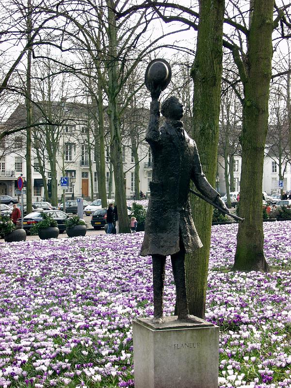 P3205906.jpg - Statue in Flowers