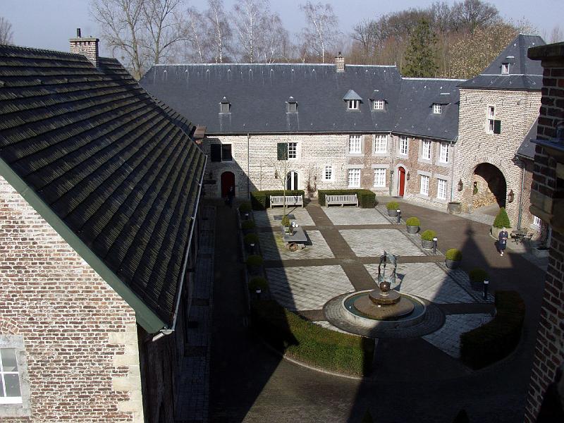 P3165749.jpg - Courtyard at the Kasteel Ter Worm