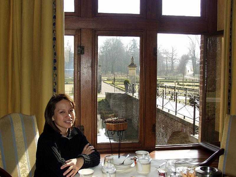 P3165754.jpg - Having breakfast at the Kasteel Ter Worm
