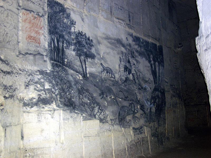 P3165820.jpg - Dinosaur drawing in the cave in the cretateous stone.