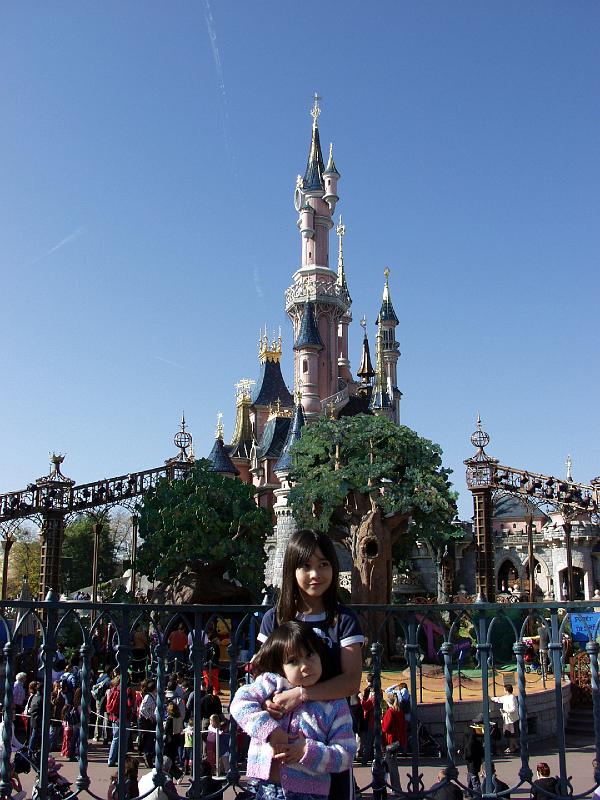 PA157544.jpg - Girls and castle