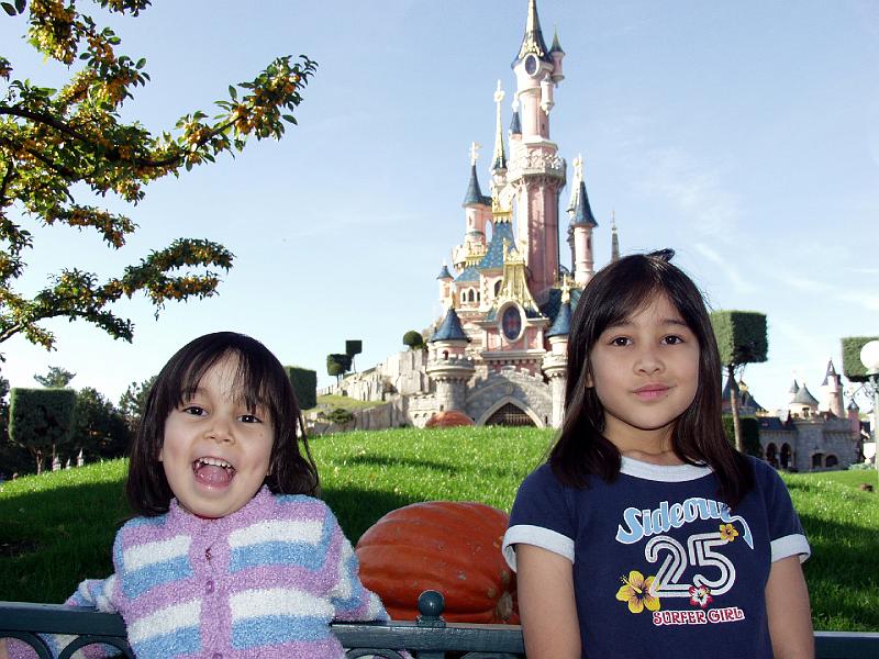 PA157565.jpg - Girls at euro disney