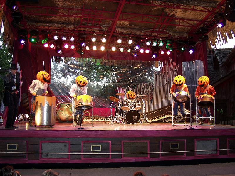 PA157594.jpg - Live in concert!