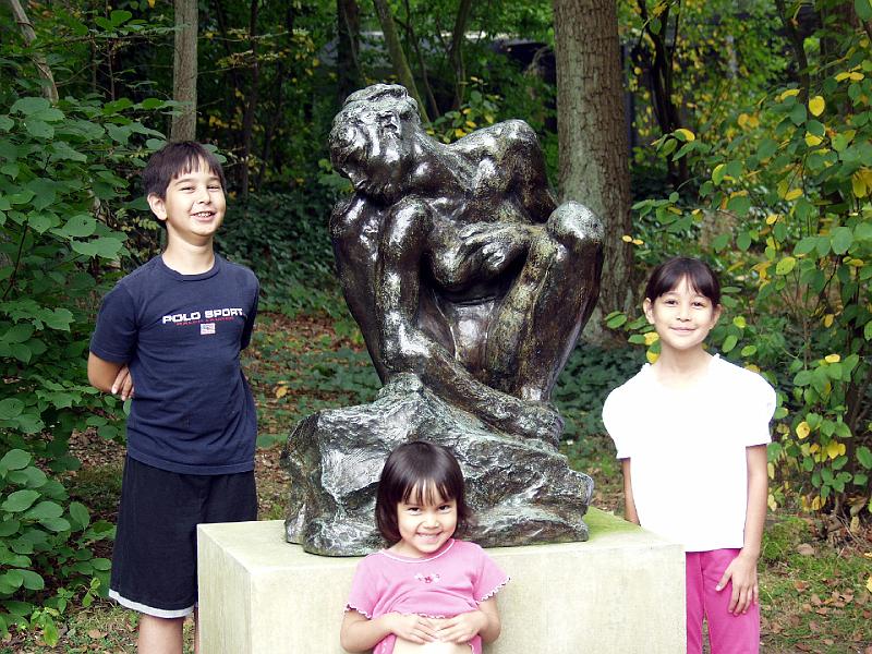 P9117440.jpg - Kids with a Rodin.