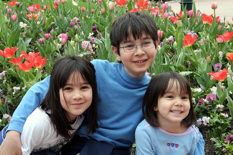 IMG_0938.jpg - Kids n flowers