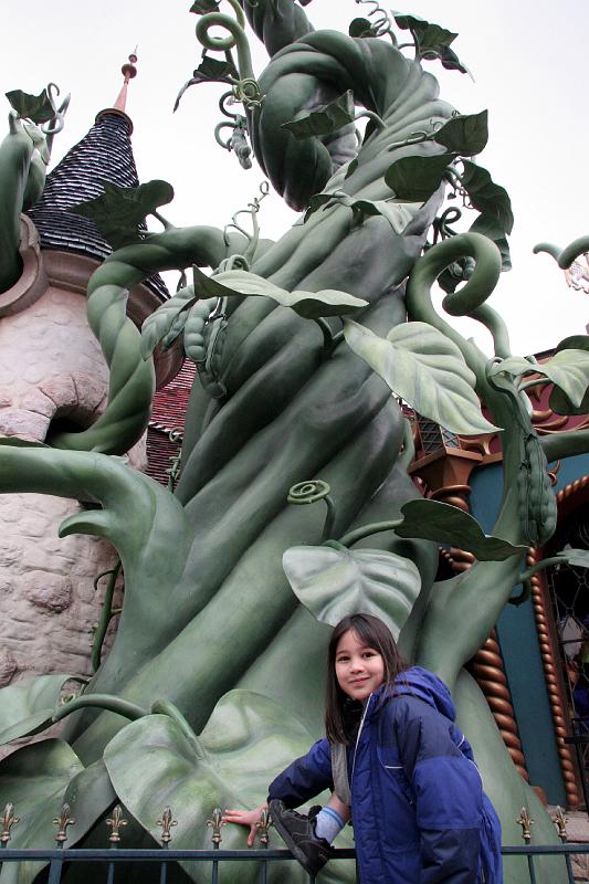 IMG_0953.jpg - R and the beanstalk