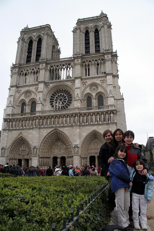 IMG_0808.jpg - Family in front of Notre Dame