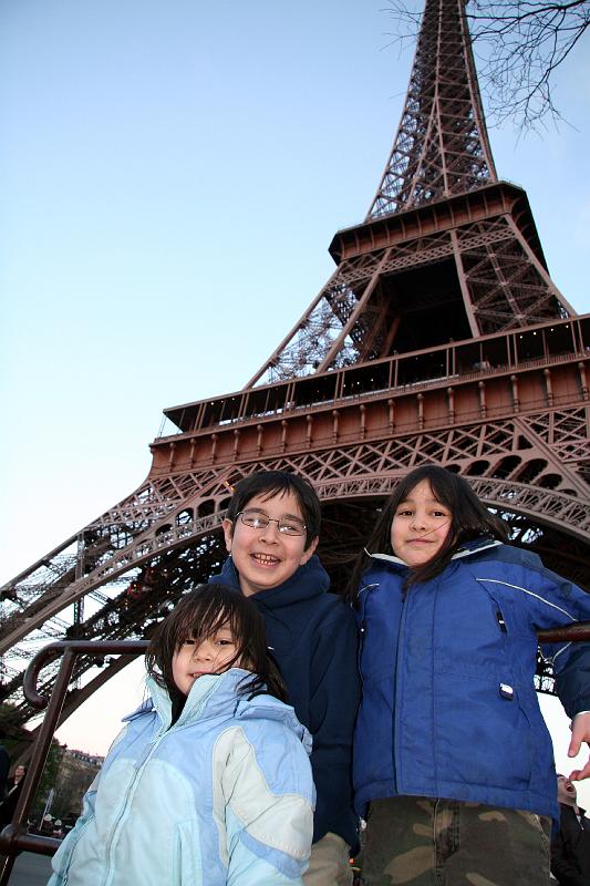 IMG_1021.jpg - Kids and Eiffel Tower