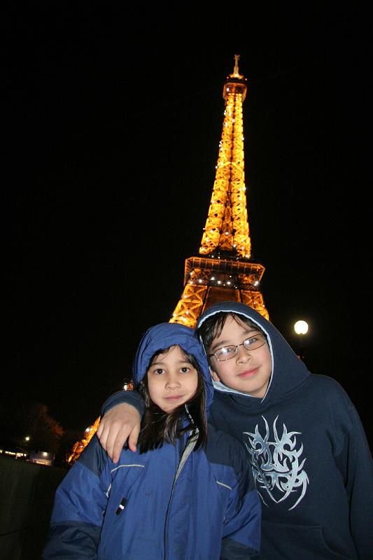 IMG_1039.jpg - M and R and Eiffel Tower