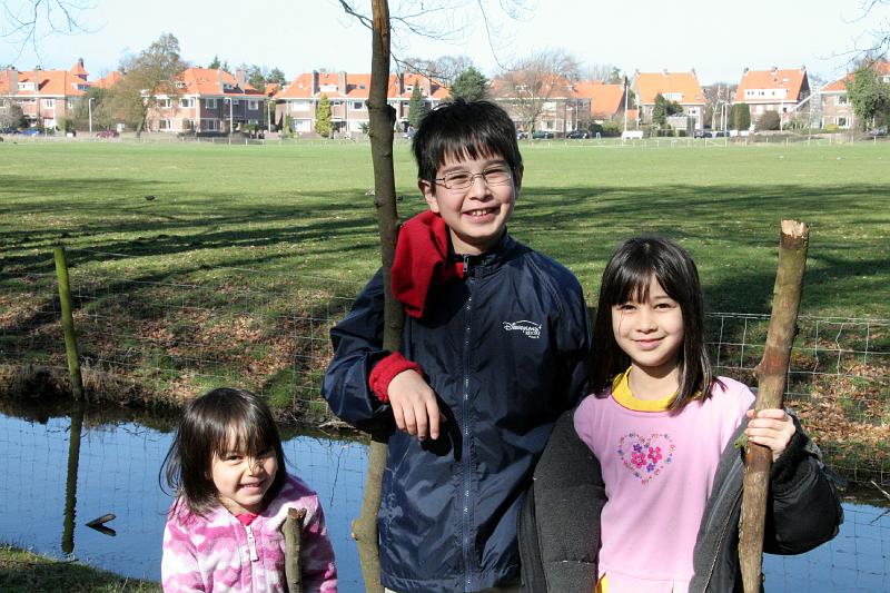 IMG_0739.jpg - Kids and neighborhood