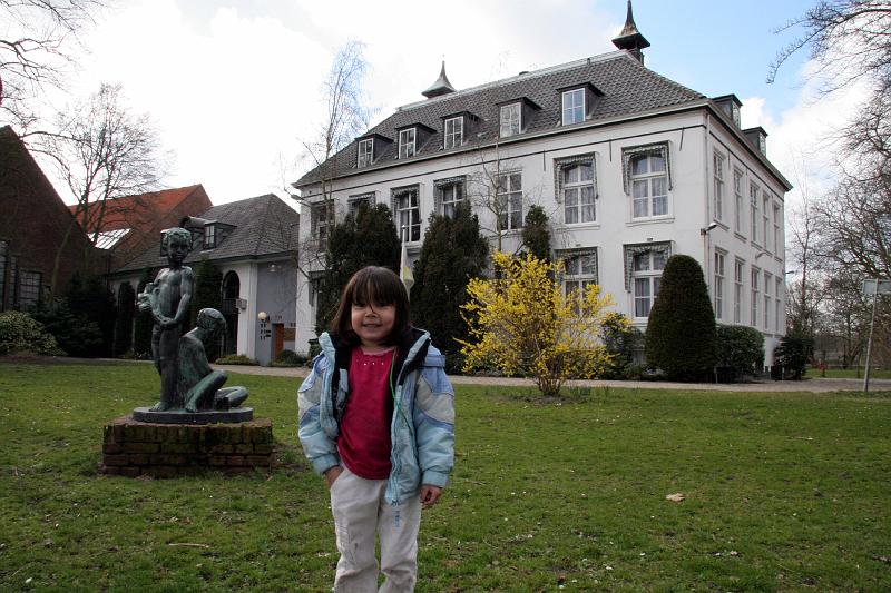 IMG_0770.jpg - L at the tennis club