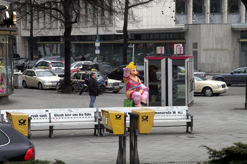 IMG_0311.jpg - These bears are all around Berlin.